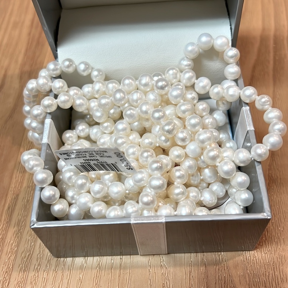 Layering pearl necklace